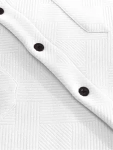 Gros plan sur la texture du tissu et les boutons de la chemise jacquard homme blanche.