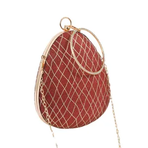 Elegante rote Abendtasche in Tropfenform mit Strass-Ringgriff und goldener Metallkette.