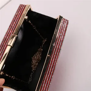 Elegante borsa da sera con strass rossi e argento, montatura in metallo dorato e catena.