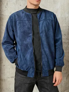 Detailansicht der blauen Wildleder-Herrenjacke, Nahaufnahme der lässigen Oberbekleidung.