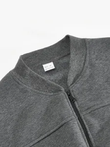 Detail der grauen Herren Fleece-gefütterten Bomberjacke, warme lässige Winter Oberbekleidung.