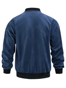 Detailansicht der blauen Herren Wildleder Bomberjacke von hinten mit rippenstrick bündchen.