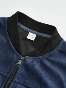 Herren Wildleder Bomberjacke Kragen und Reissverschluss Detailaufnahme mit hochwertiger Textur.