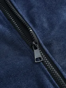 Nahaufnahme Detailansicht des blauen Herren Wildleder Jacken Reissverschluss Stoffes.
