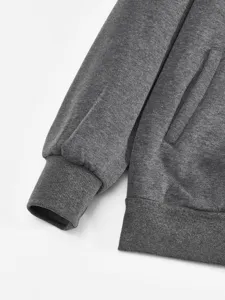 Nahaufnahme Detail der dunkelgrauen gefütterten Herrenjacke Ärmelbündchen und Tasche.