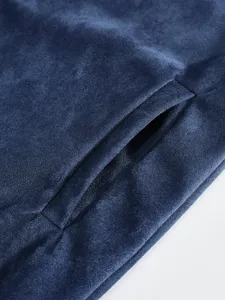 Herren blaue Wildlederjacke Tasche Detail Nahaufnahme, lässige Herbst Oberbekleidung Textur.