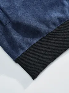 Nahaufnahme Detailansicht einer blauen Herren Wildlederjacke mit schwarzem Rippsaum.