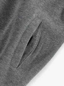 Nahaufnahme der Tasche einer dunkelgrauen Fleecejacke mit weicher dicker Textur und Naht.