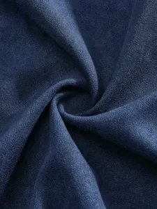 Nahaufnahme des dunkelblauen Kunstwildleder-Stoffs für Herren, weiche Textur.