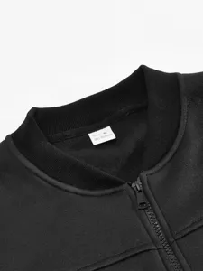 Nahaufnahme des Kragens und Reißverschlusses einer schwarzen Fleece-Jacke mit feinem Stoff.