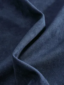Nahaufnahme der dunkelblauen Wildleder-Textur, die weiche Falten und feine Oberfläche zeigt.