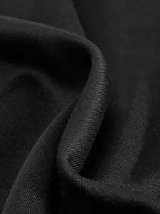 Nahaufnahme der dicken schwarzen angerauten Fleece Stoff Textur fuer Herren Winterjacke.