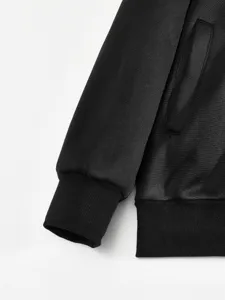 Herren Thermo Fleecejacke Detailansicht mit Bündchen und Tasche für Freizeitkleidung.
