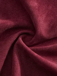 Detailansicht des burgunderroten Kunstwildleder Stoffes für Herrenjacken, weiche Oberfläche.