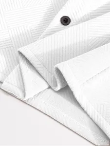 Gros plan sur la texture du tissu de la chemise jacquard blanche homme avec bouton.