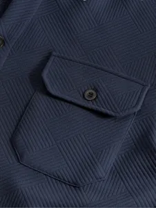Vue détaillée de la poche de chemise à manches longues en jacquard bleu foncé.