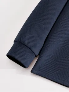 Gros plan detaille d'une chemise jacquard homme montrant le tissu texture bleu fonce.