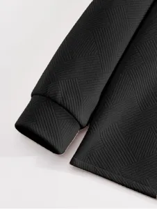 Vue détaillée du tissu de chemise à manches longues en jacquard géométrique noir de qualité.