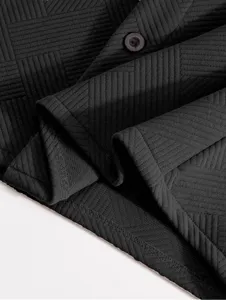 Détail de chemise à manches longues jacquard gris foncé pour homme, texture de tissu.