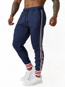 Gedetailleerd overzicht van heren sportbroek met contrasterende zijstrepen en ribboorden.