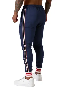 Details van heren joggingbroek achterkant met gekleurde zijstrepen en elastische boorden.