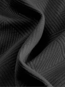 Gros plan détail du tissu de chemise à manches longues jacquard gris foncé texturé.