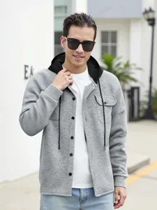 Détail de chemise à capuche à manches longues et jacquard pour homme, style casual.