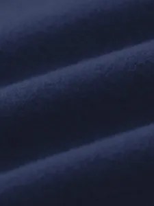 Detailopname van donkerblauwe fleecestof, zachte textuur en comfortabel material voor herenbroeken.