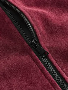 Detailansicht des Reißverschlusses und weichen Veloursleder Stoffes der Herrenjacke.