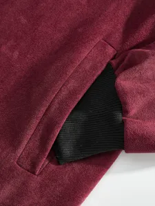 Nahaufnahme von Herren Wildlederjacke Bündchen und Tasche, weicher Stoff, feine Nähte.