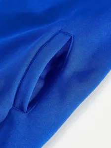 Nahaufnahme einer königsblauen Jackentasche mit feiner Fleece-Struktur und präzisen Nähten.