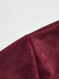 Nahaufnahme von Herren burgunderroter Wildlederjacke Stoff, weiche Textur und saubere Nähte.