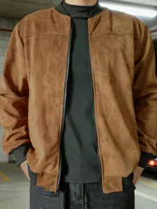 Herren braune Wildlederjacke Detailansicht mit Frontreißverschluss und Rippbündchen.