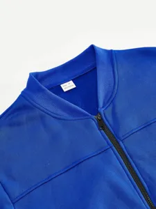 Herren Fleece gefütterte dicke Jacke Detailansicht mit Kragen und schwarzem Reißverschluss.
