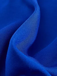 Nahaufnahme Detail der hochwertigen blauen Strickstoff Textur fuer Herren Jacken.