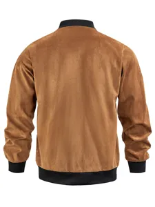 Rückseitiges Detail der braunen Herren Wildleder Bomberjacke mit feiner Textur, Rippstrickbündchen.
