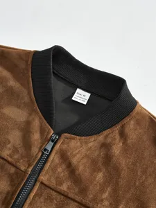 Herren braune Wildlederjacke Kragendetail mit schwarzem Rippkragen und Frontreißverschluss.