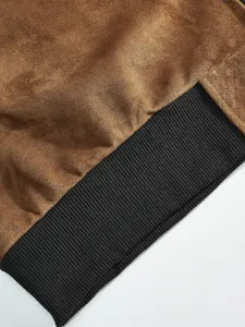 Nahaufnahme Detail der braunen Herren Wildlederjacke mit schwarzem Rippsaum Stoff.
