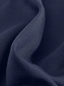 Dunkelblaues, angerautes Strickgewebe Texturdetail, zeigt weiche Materialqualitaet.