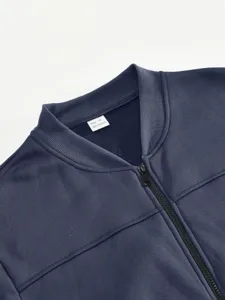 Herren Freizeit Fleecejacke Kragen und schwarzer Reißverschluss Detailaufnahme.
