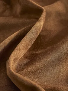 Premium braune Wildleder-Stofftextur Nahaufnahme Detail für Herren-Modebekleidung Herstellung.