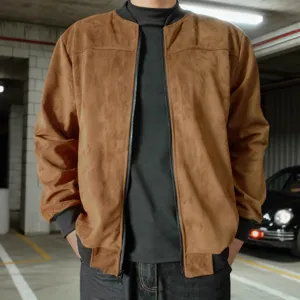 Nahaufnahme der braunen Herren Wildlederjacke mit glattem Reißverschluss und Rippbündchen.