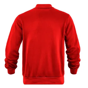 Rückansicht Detail einer einfarbigen roten Fleece gefütterten Herren Freizeitjacke.