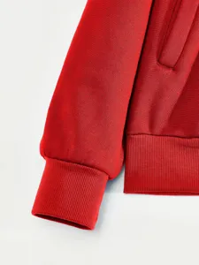 Rote fleecegefütterte Jackenärmel-Detail, dicke warme Winter-Oberbekleidung mit Bündchen.