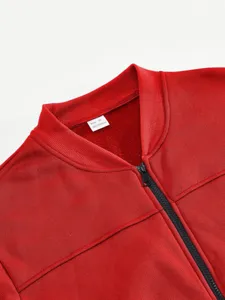 Herren Fleecejacke Kragen Detailansicht, rote thermische Oberbekleidung Nahaufnahme.