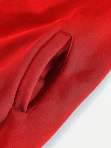 Herren Freizeit Fleecejacke Nahaufnahme mit Taschendetail und roter Stoffstruktur.