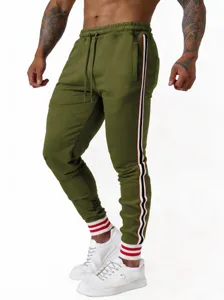Gedetailleerd overzicht van heren casual joggingbroek met zijstreep en manchetten.