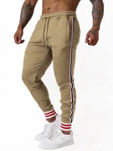 Khaki heren joggingbroek met zijstrepen en elastische boorden voor dagelijks comfort en sport.