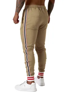 Detail van casual heren jogger met zijstreep, kaki slanke pasvorm broek achterkant.