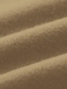 Hoogwaardig kakikleurig stofdetail met zachte geborstelde textuur en comfortabel weefpatroon.